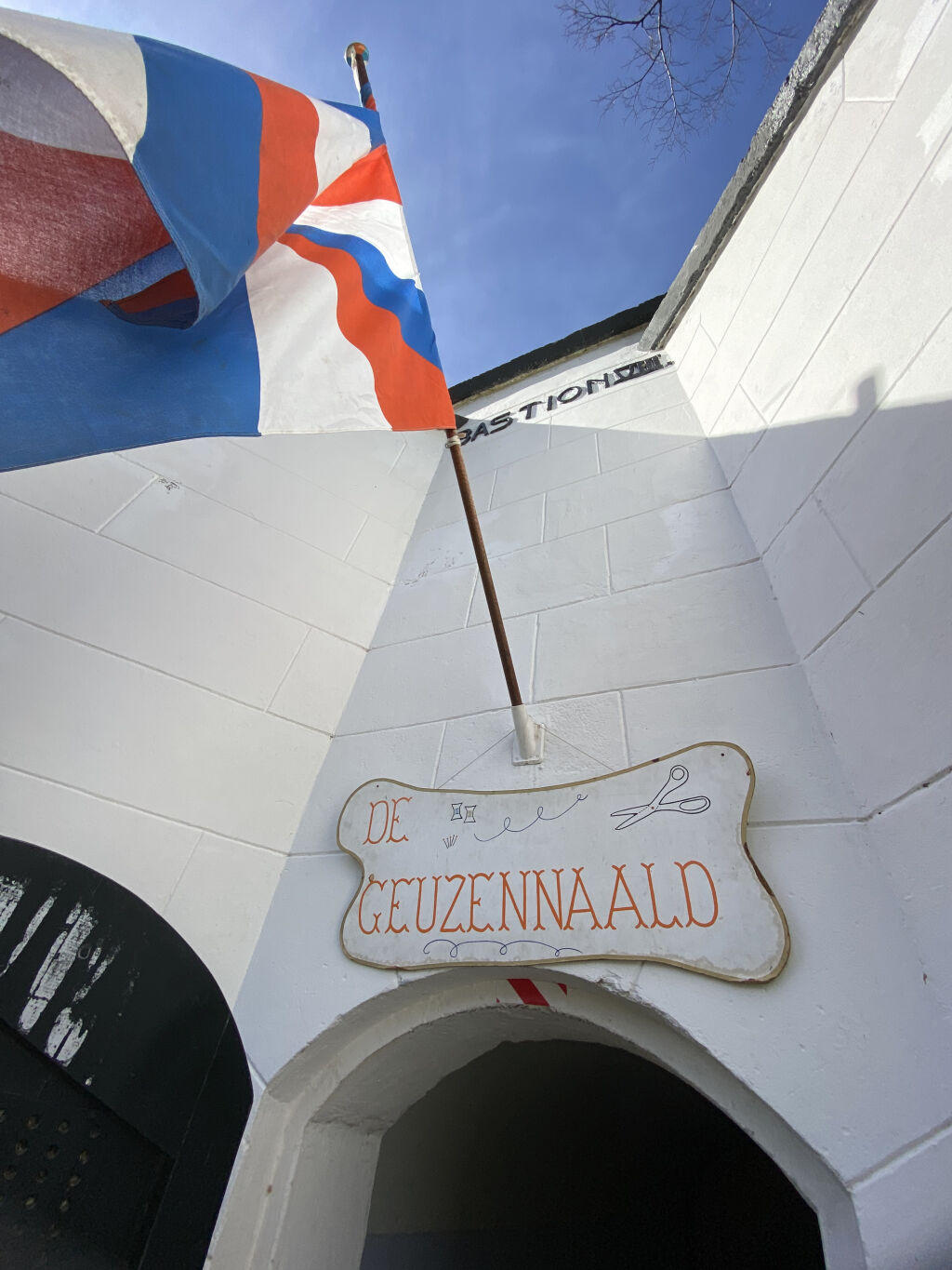 Een foto van Brielle, de Geuzennaald. Met de wapperende geuzenvlag